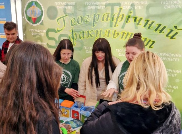 Юлія Костич презентує освітні можливості кафедри географії представникам ТЗОШ №7 м. Тернополя